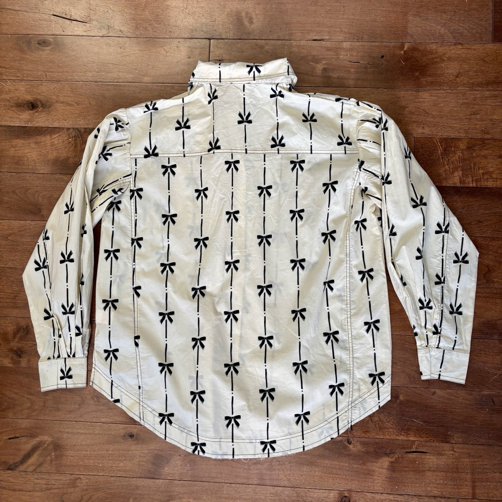 Women’s Ivory Button Down Blouse Black Bow Detail Trendy Boutique Size M NWT