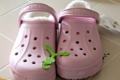 CROCS RALEN LINED CLOG SIZE W-13 PINK W/ WHITE LINING NWT