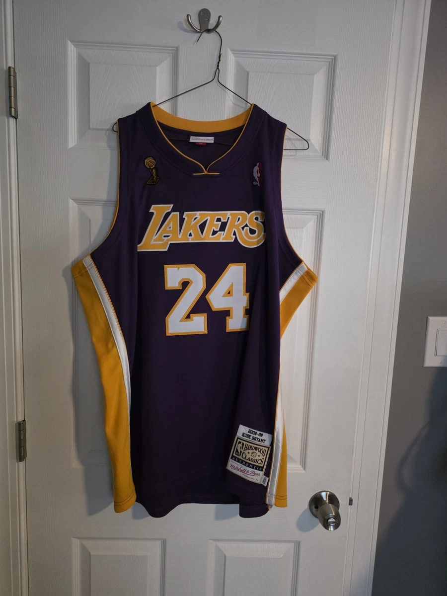 Preços baixos em Mitchell & Ness Los Angeles Lakers Roupas e