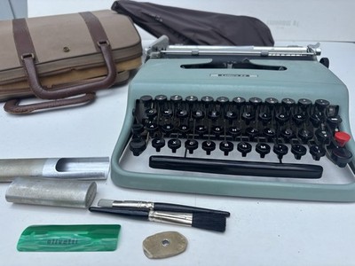 Olivetti Lettera 22 Typewriter Portable Made In Italy W/ Case/Tools Very Clean