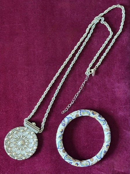 Collar de cadena Heidi Klum tono dorado con colgante medallón y pulsera de cachemira