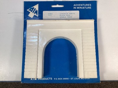 Monroe Models HO Concrete Tunnel Portal, Plain Face Single Track #117