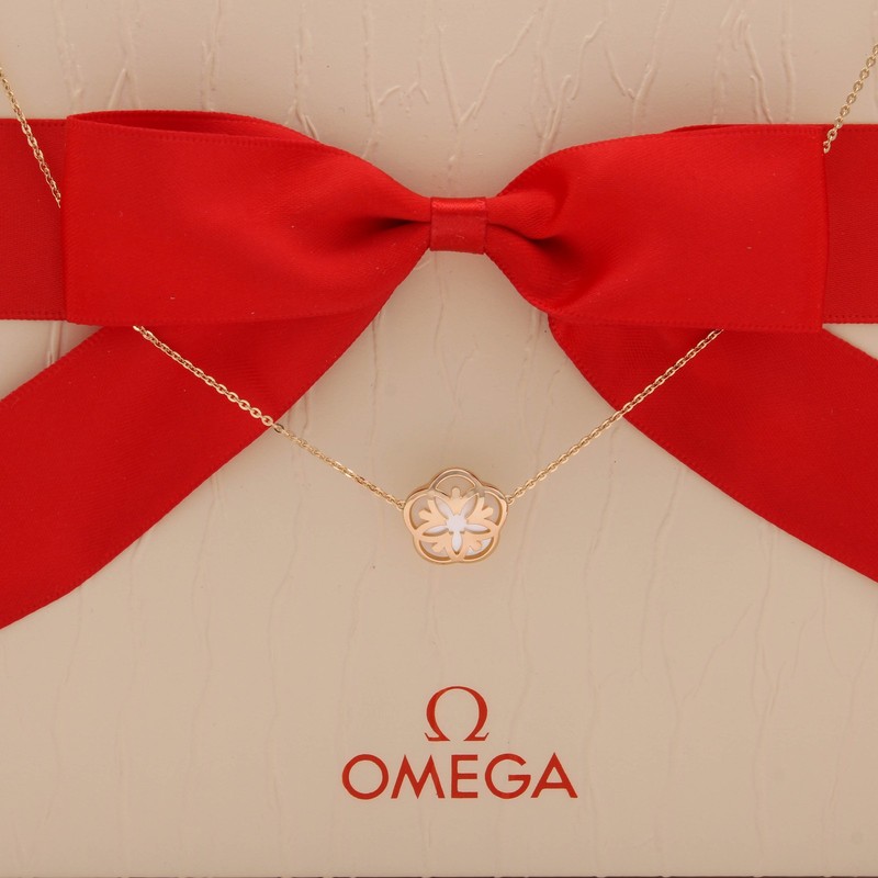 Omega 18k Yellow Gold Mother of Pearl Necklace Mania Flower Necklace #JB672-1