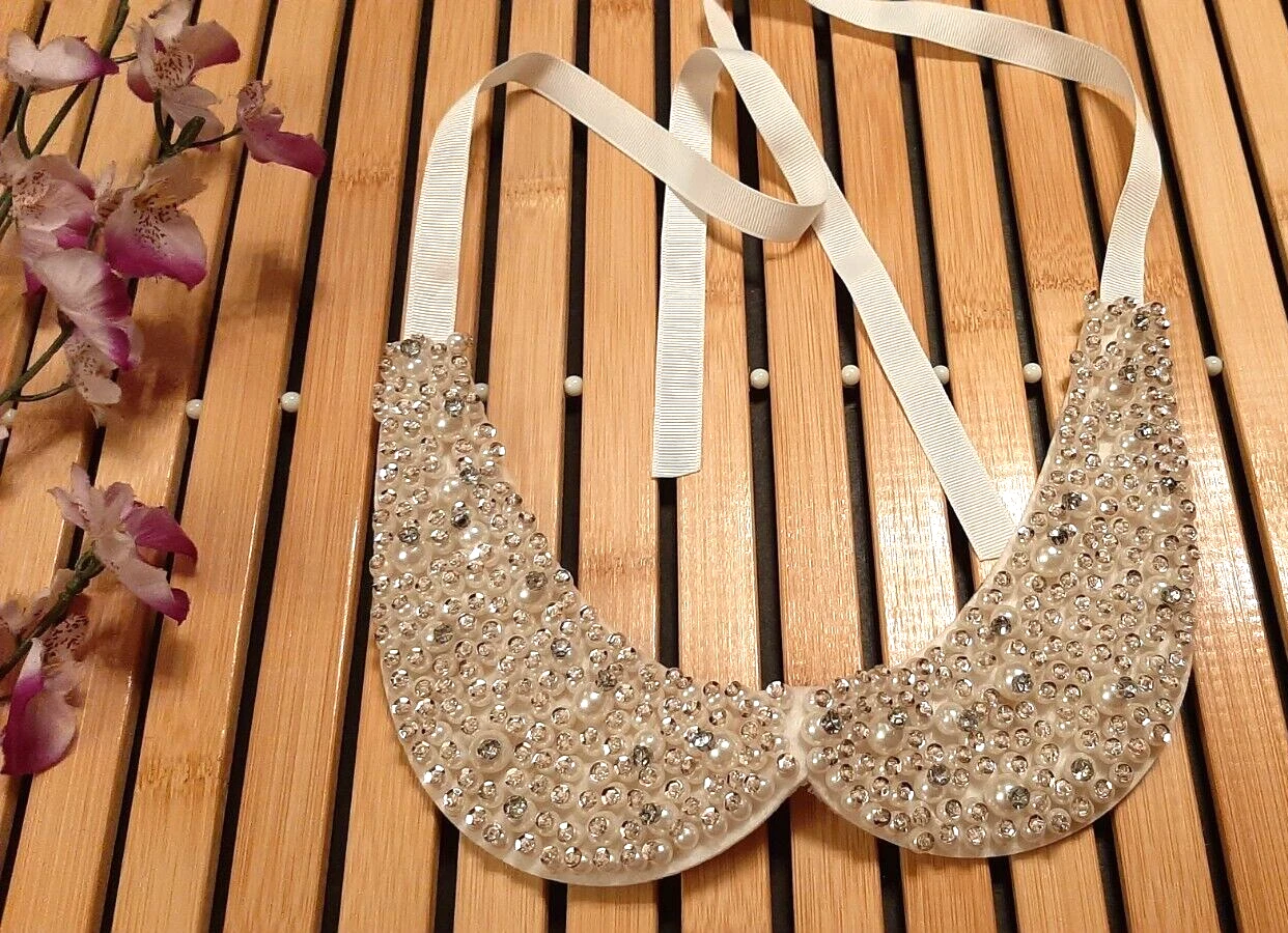 VETEMENTS COLLANA BAVAGLINO BIANCO E ARGENTO NODO FIOCCO FINTA PERLA PAILLETTES STRASS COLLARE
