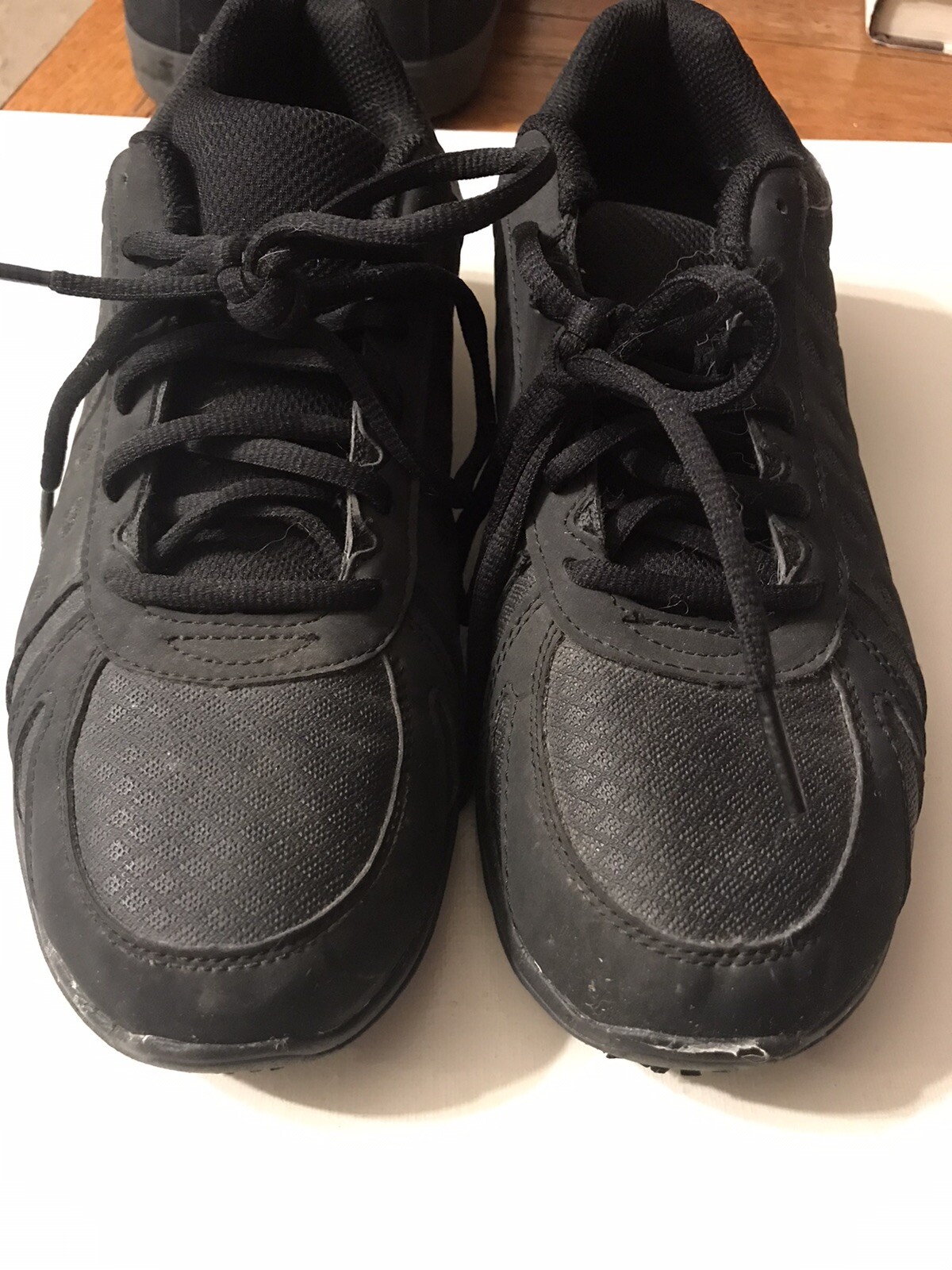 black slip resistant tennis shoes
