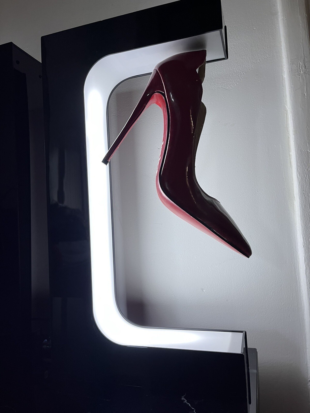 Présentoir de chaussures en acrylique transparent pour vitrine de magasin