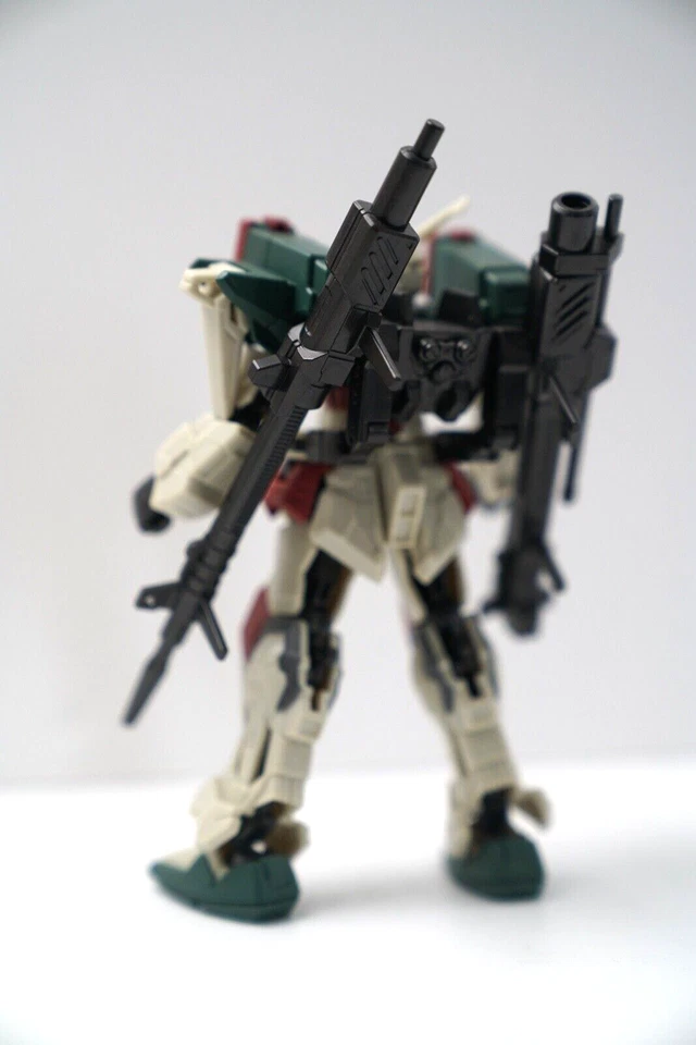 Figura robot modelo plástico verde y granate Gundam con pistolas Japón Foto 2 de 4