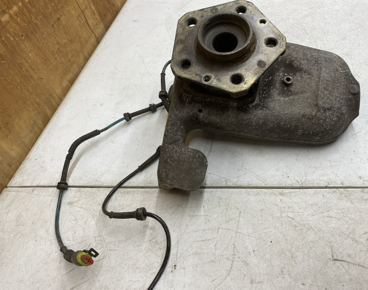 2006 Maserati Quattroporte M139 Front Left Side Spindle Knuckle Hub 243413