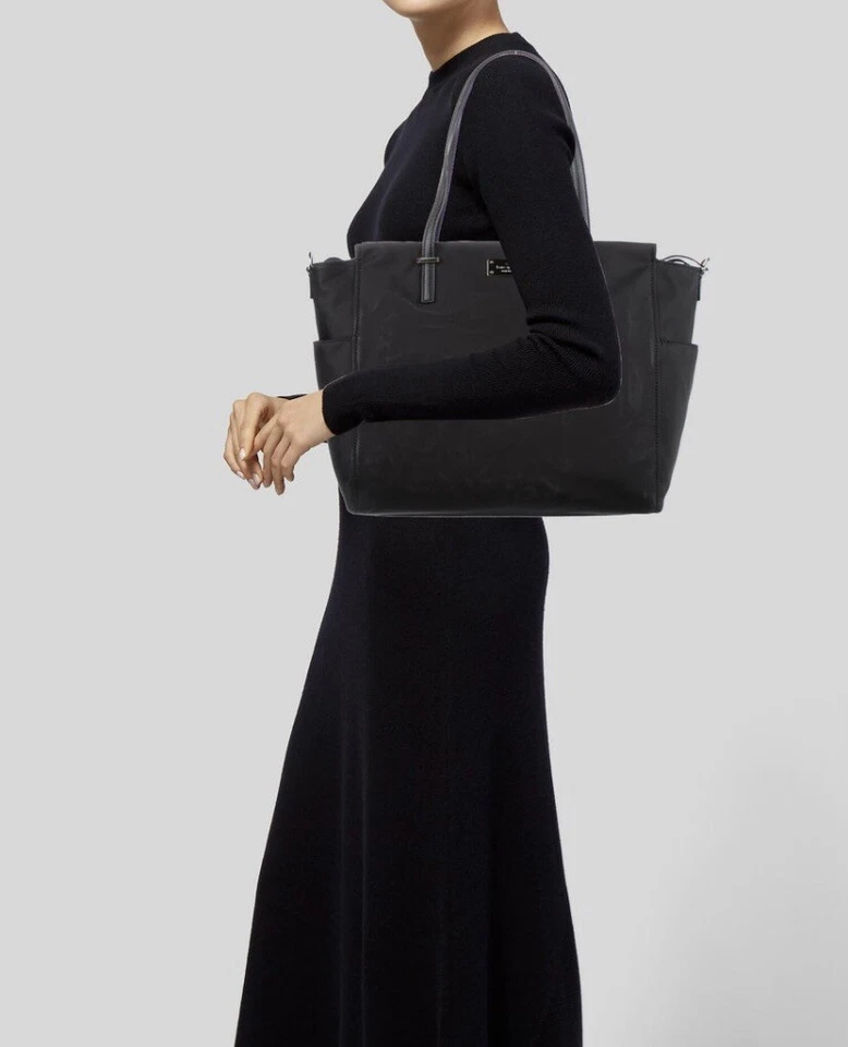 Bolso de pañales Kate Spade New York para bebé negro + cambiador + correa para el hombro Foto 4 de 4