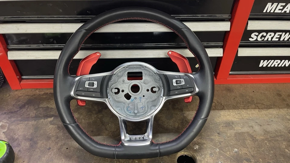 Volante Raceseng DSG 2015-2018 MK7 VW GTI cuero negro puntadas rojas Foto 2 de 4