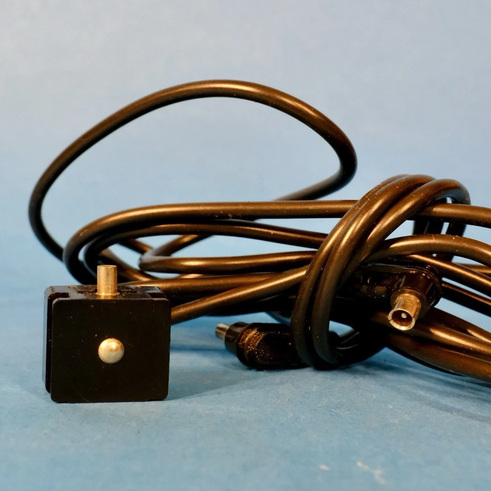 Male to Female Flash Sync Cable. Universal + Hot Shoe To Cable Adapter - Image 2 of 3