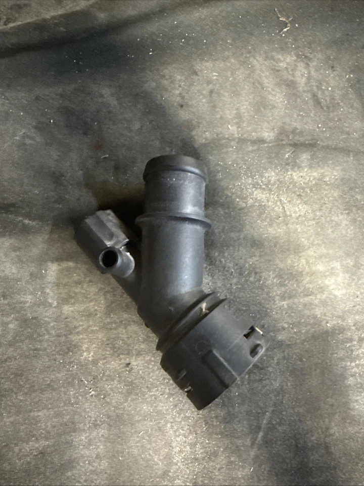 2002 Audi Tt Quattro 1.8l turbo flange de líquido de arrefecimento do radiador inferior - Imagem 2 de 2