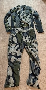 Kuiu Verde hunting set. Shirt is XL and pants are 38