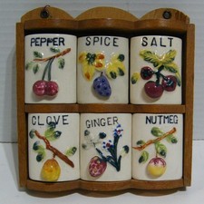 Vintage Ściana lub licznik Drewniany stojak na przyprawy z 6 ceramicznymi shakerami 3D Motywy owocowe