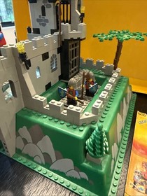 LEGO Castle 6081 King's Mountain Fortress Vintage w/ Box Bottom, Instr & Minis