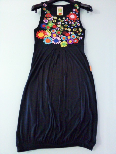 Vestido negro con flores multicolor de la marca "Mamatayoe"