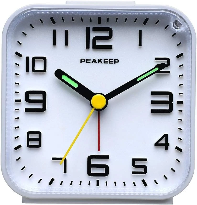 Reloj despertador analógico compacto sin tic-tock con números 3D para mañanas tranquilas Foto 3 de 4