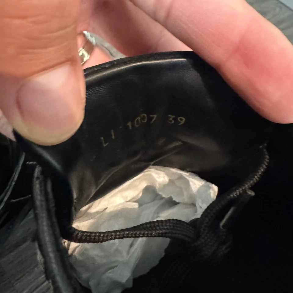 Tênis Louis Vuitton Lesley preto couro cinza fita logotipo 39 camurça patenteada - Imagem 4 de 4