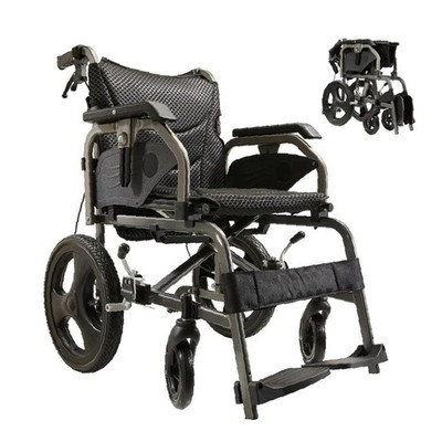 Foldable lightweight wheelchair. Equipped with double hand brakes.
