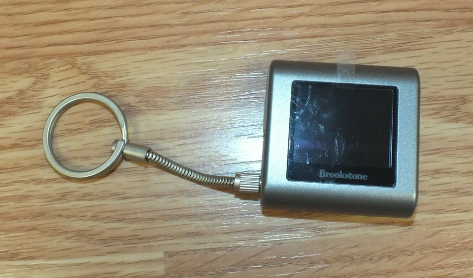 Brookstone PictureBook Mini 1.4" LCD Color Screen Digital Photo Keychain **NEW** - Image 4 of 4