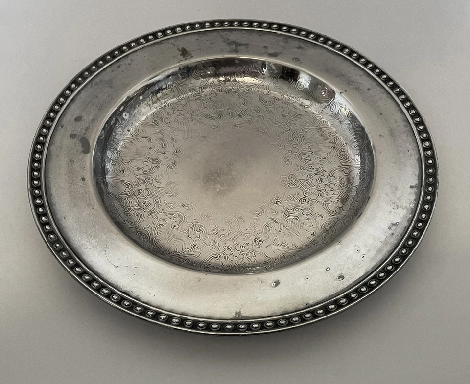 Placa redonda enchapada en plata Wm Rogers diseño de desplazamiento floral grabado borde punteado 10" Foto 3 de 4