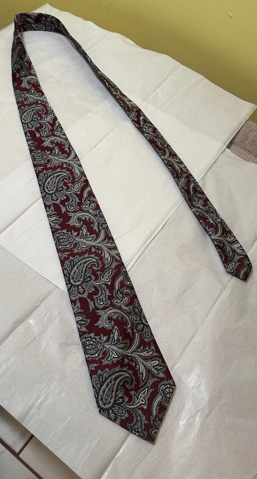 Hombre Joseph A. Corbata Colección Bank Signature, Borgoña/Plata/Blanco Paisley Foto 4 de 4