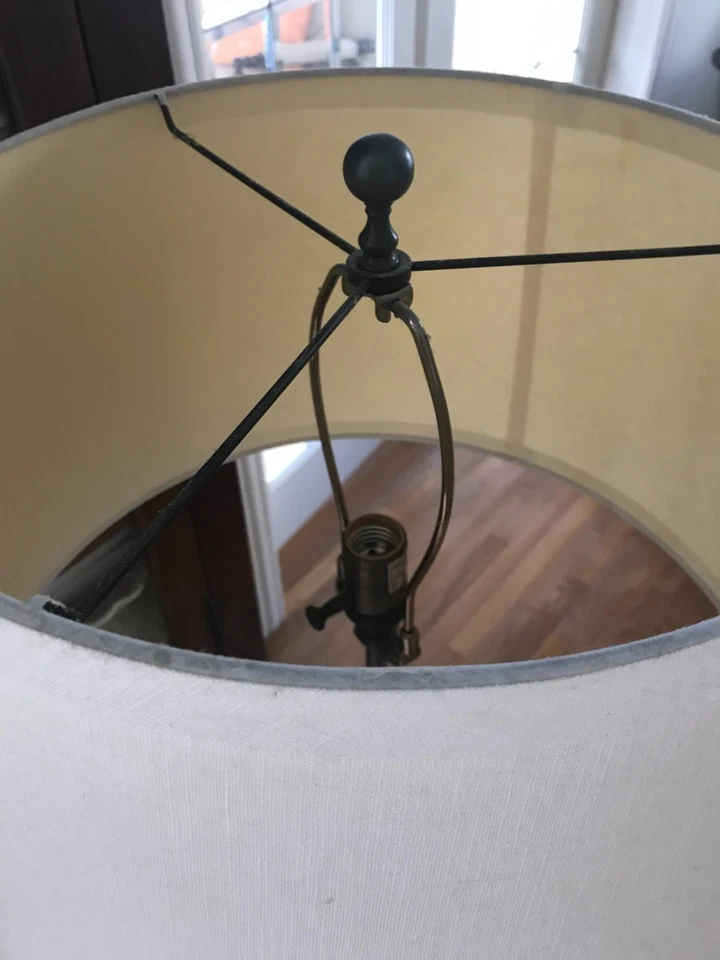 Lámpara de pie Pottery Barn cebada torcida luz francesa de madera de cera *Local🦩 Foto 4 de 4