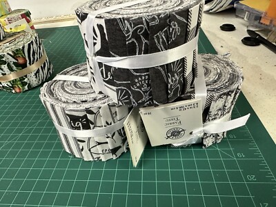 Loops and threads Jelly Roll Black And White