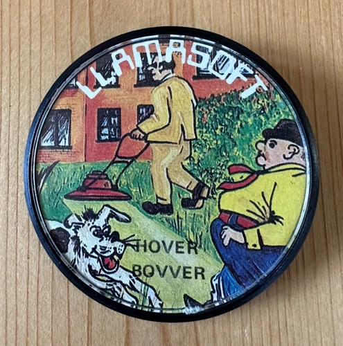 HOVER BOVVER LLAMASOFT PLASTIC PIN BADGE VINTAGE COMMODORE 64 ATARI 8-BIT VIC-20
