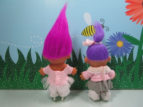 PATINADORA SOBRE HIELO Y NIÑA DE LOS AÑOS CINCUENTA EN FALDA CANICHE - MUÑECAS TROLL RUSS DE 5" - NUEVAS EN BOLSAS - Imagen 2 de 3