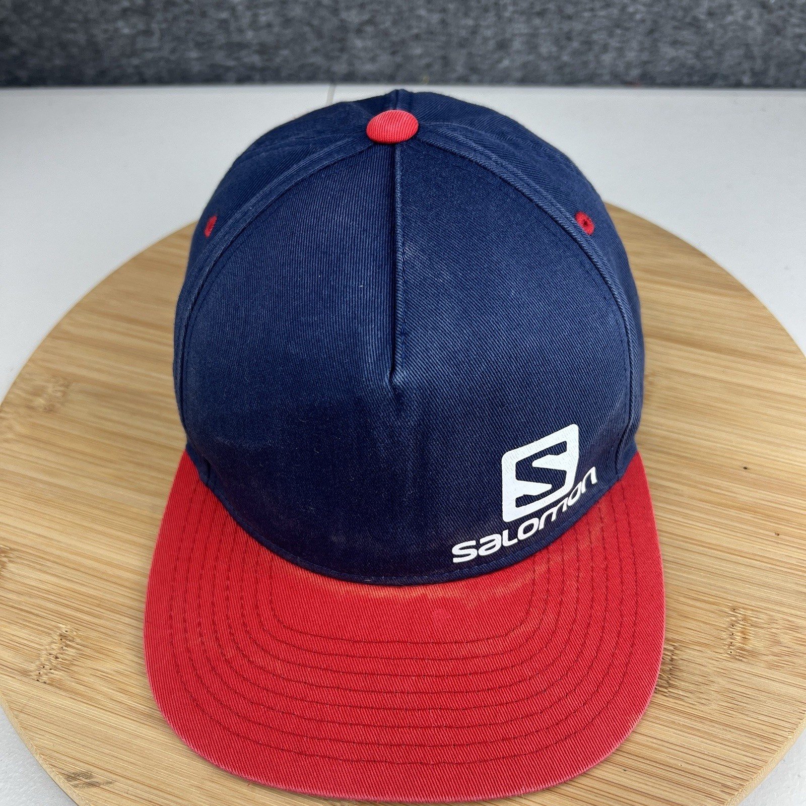 FADED Salomon Cappello Sci Berretto Snapback Regolabile Logo Blu Visiera Rossa