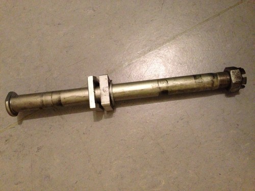 Kawasaki ZX6R ZX600P 07/08 Achse Steckachse Schwinge Hinterrad