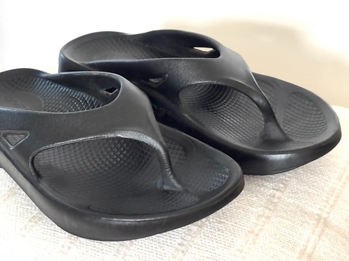 Sandalias Chanclas OOFOS Originales Negras Recuperación Talla Para Mujer 7, Para Hombre 5 - Imagen 4 de 10