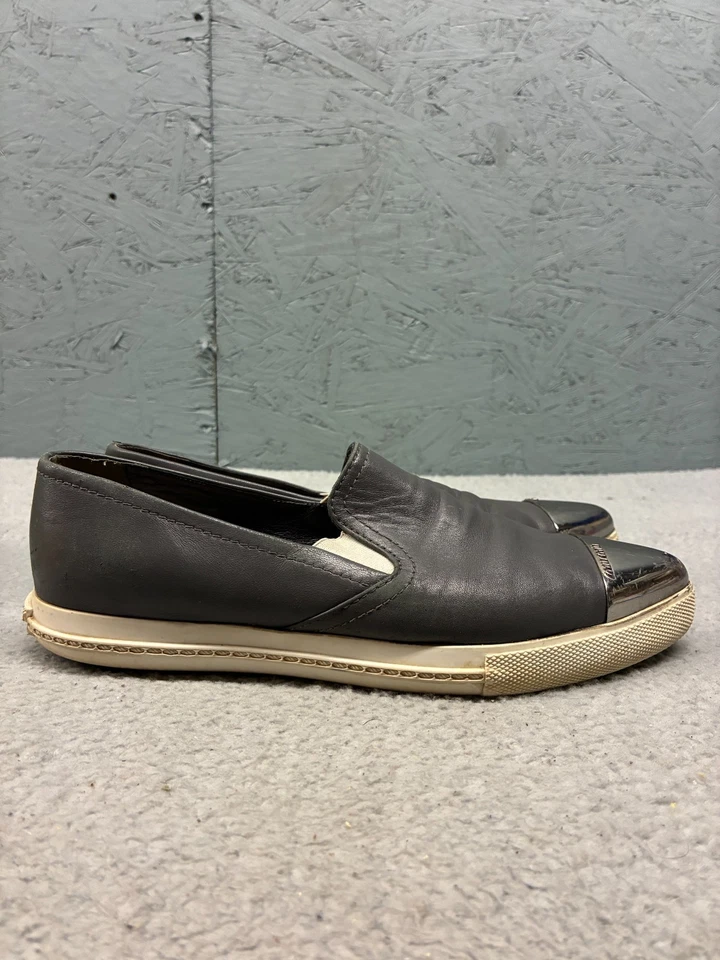 Женские мокасины Miu Miu на плоской подошве размер 7 черная кожа серебристые металлические с носком без шнуровки - Изображение 2 из 4