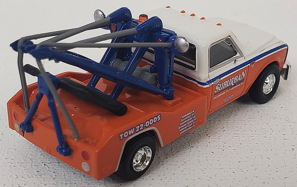 Brekina NEW HO 1/87 Scale 1968 Chevrolet C 30 Tow Truck SUBURBAN Towing Service - Image 4 of 4