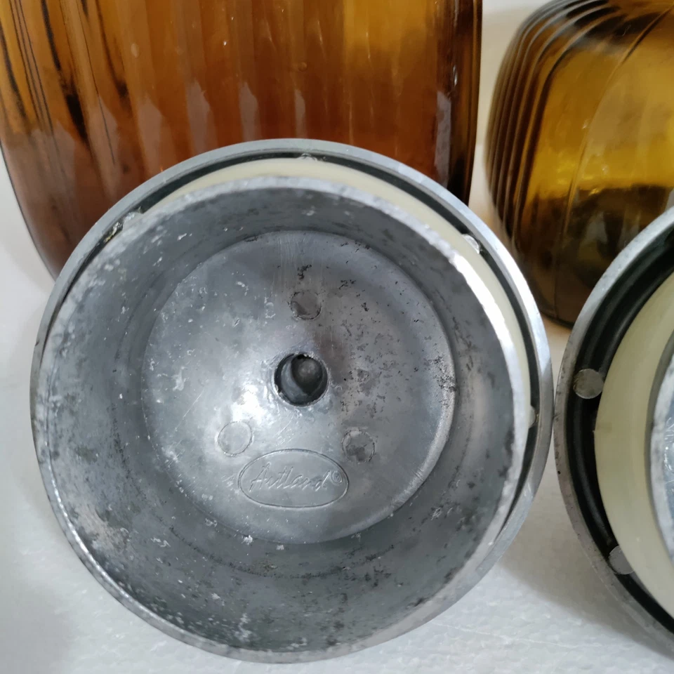 Dos botes de vidrio acanalado cuadrado marrón ámbar Artland vintage tapa de gallo de peltre Foto 3 de 4