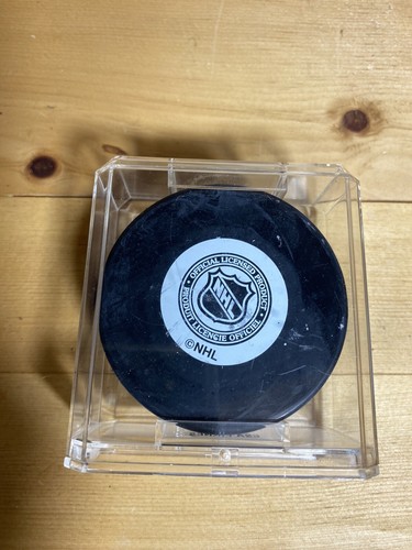 NHL LA Kings Hockey puck Esa Pirnes SIGNED - Picture 2 of 6