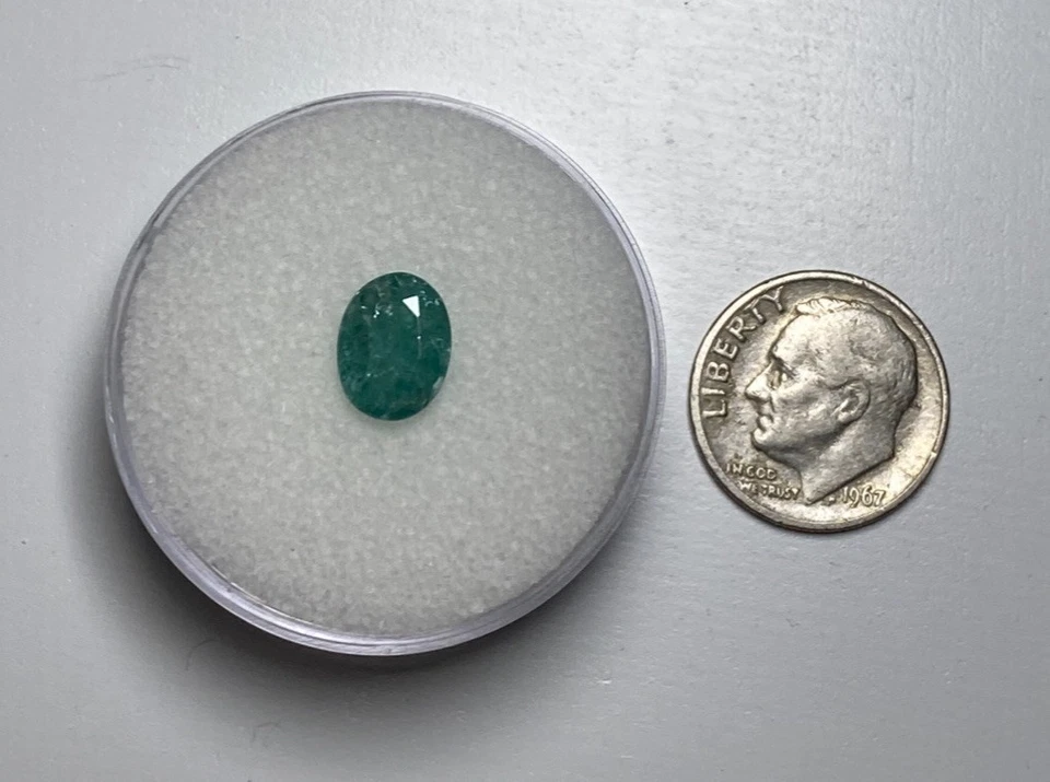 Berilo verde natural de 2,13 quilates. *Certificado GRA incluido*. Ovalado. Lleno. Suelto. Foto 2 de 3