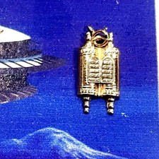 Dije de gabinete de Torá judía de oro de 14k 1,15 gramos barra hebrea Bat Mitvah
