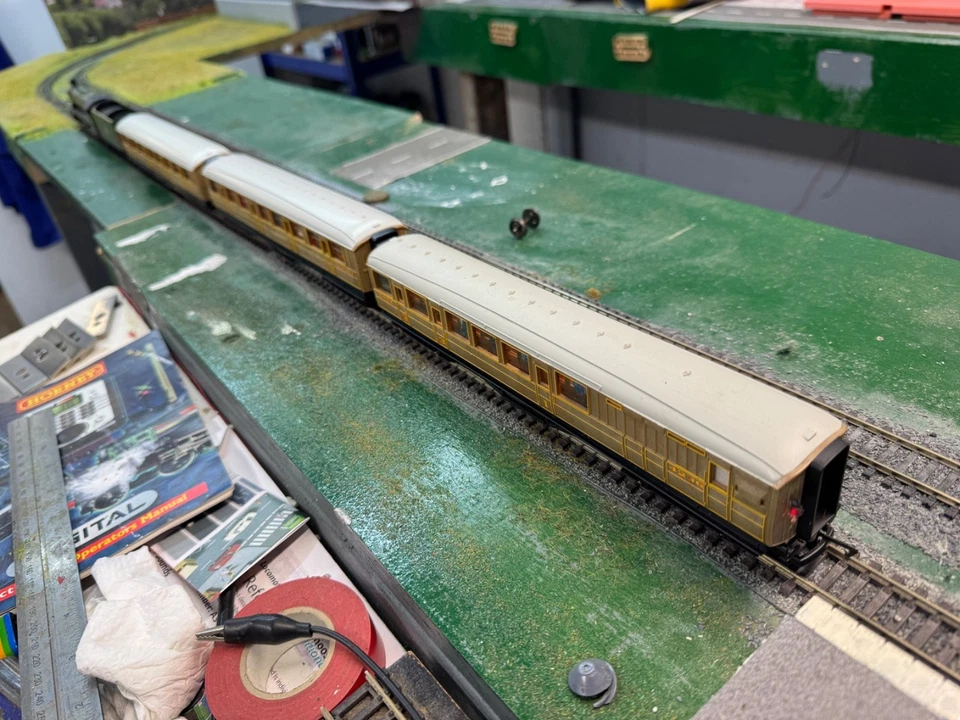 LNER Teak Coaches A set of 3 with lights & passengers seated and standing - Image 4 of 4