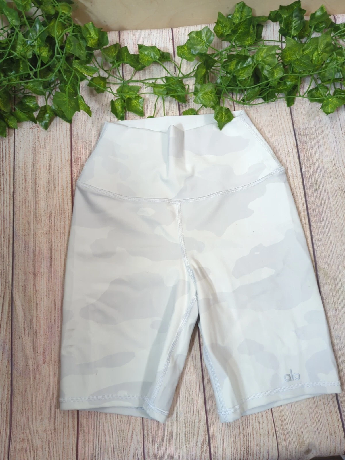 alo-yoga gray camo biker inseam 6 shorts