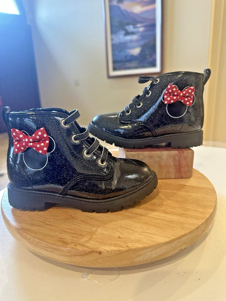Botas de niña Disney Minnie Mouse charol negro imitación cuero con lazo rojo Foto 3 de 4