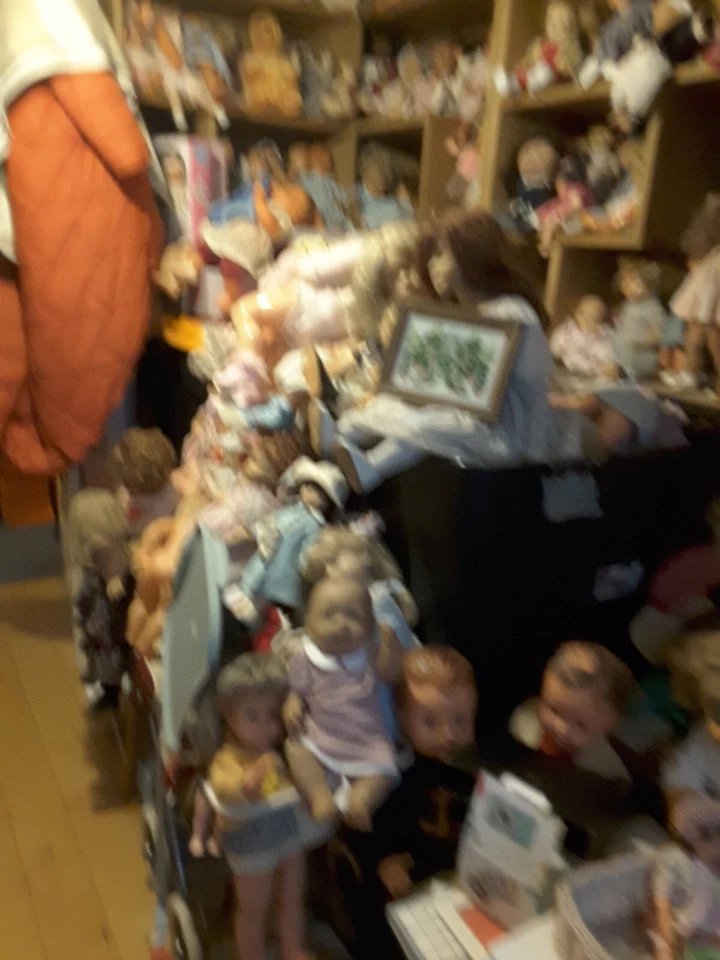 Boite a couture Ancienne et petite poupée en caoutchouc ARI 7cm - Photo 2/4