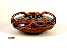 BEAUTIFUL VINTAGE SQUAT DOUBLE HANDLED VASE 5.5" DIA x 2.75" H