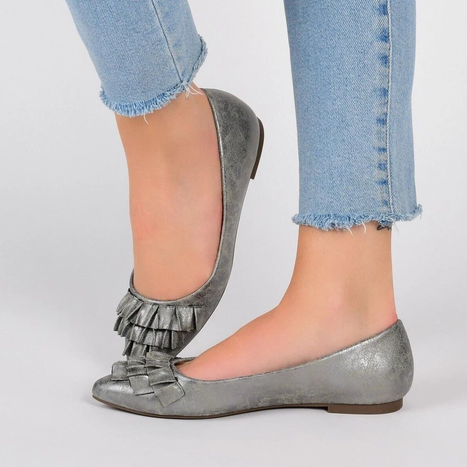 Journee Collection Mujer Peltre Plateado Cuero Vegano Volantes Planos Talla US 7 Foto 2 de 4