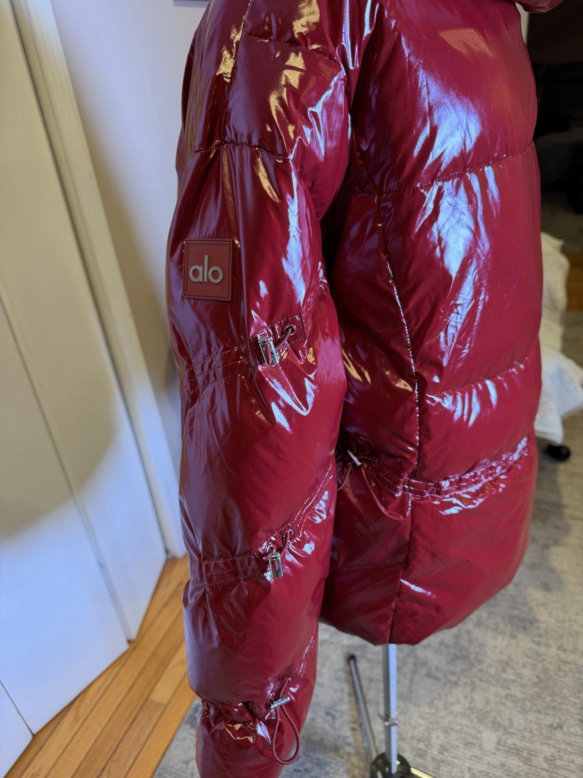 ALO Yoga Stunner Puffer Jacket Cranberry Red Shiny Hooded S Small Excellent image 4