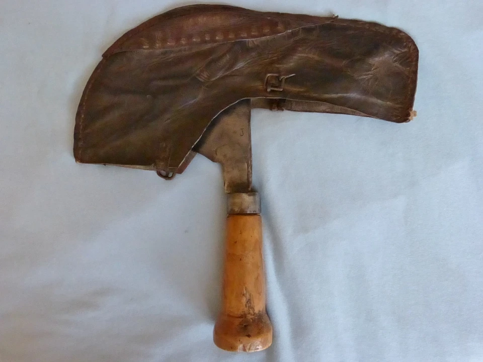 Ancienne serpe à talon poudo + étui cuir outil ancien vigneron vigne marque J - Photo 2/4
