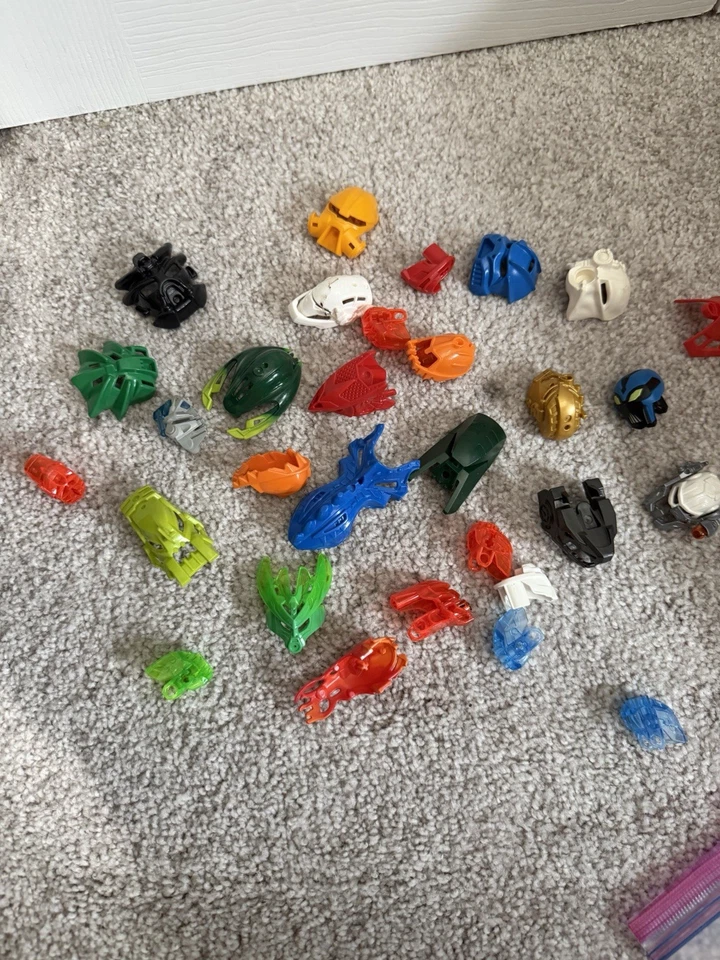 Huge Vintage LEGO Bionicle Lot Figures,  Masks, Loose Parts - over 5lbs - Image 4 of 4