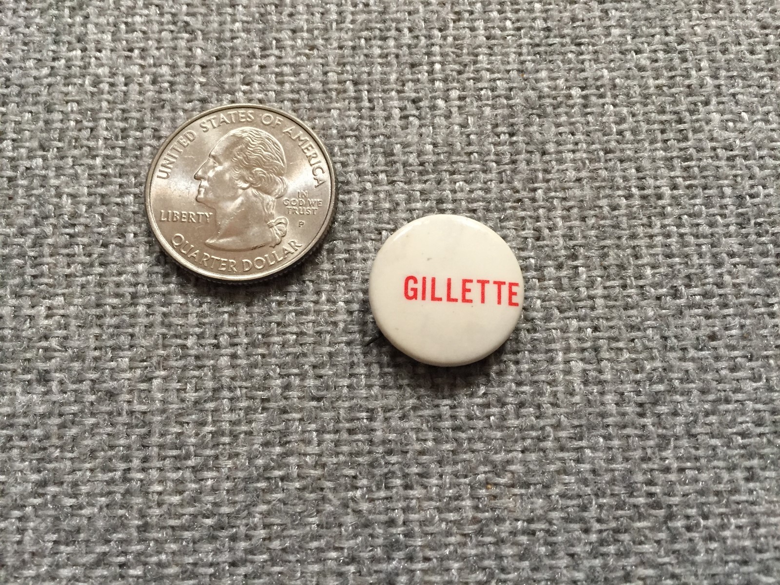 VINTAGE GILLETTE PINBACK BUTTON 