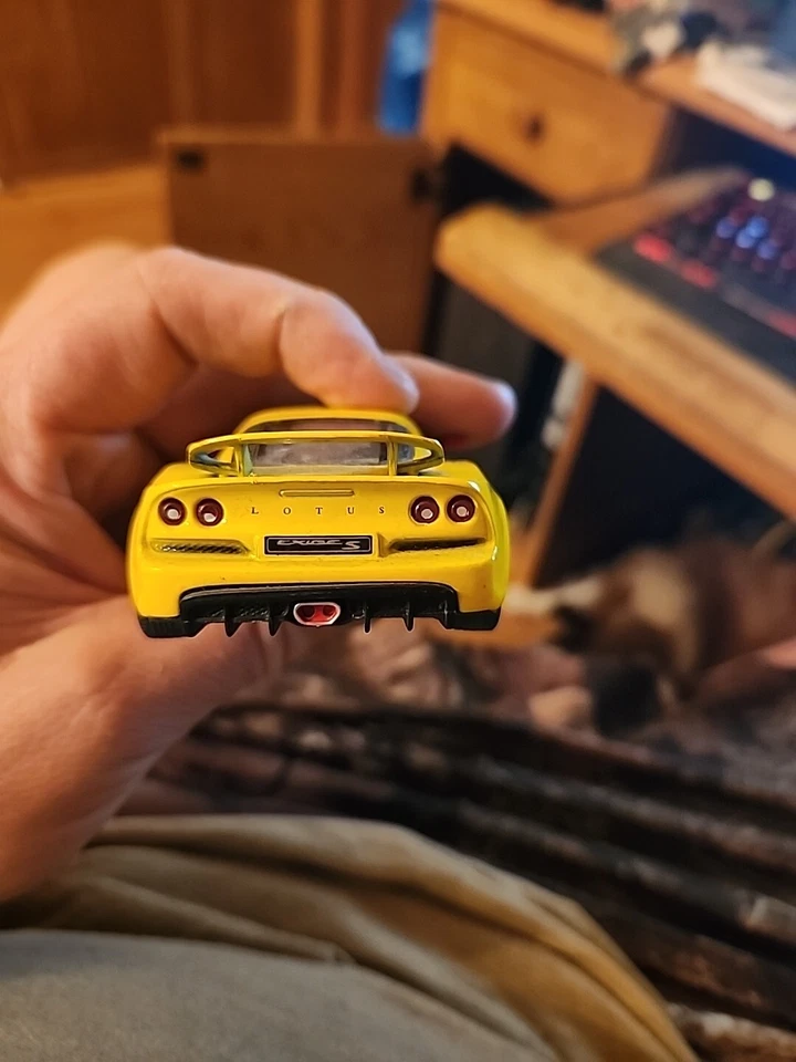 Kinsmart 2012 Lotus Exige S (Yellow) Die Cast Car 1/32 Pull Back - Image 4 of 4